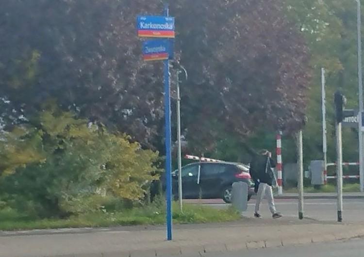 fot. fb/Czy na Bardzkiej i Zwycięskiej kierowca dziś już wjechał w rogatki?
