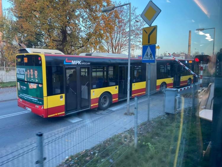 fot. fb/Czy na Bardzkiej i Zwycięskiej kierowca dziś już wjechał w rogatki?