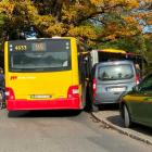 Autobus miejski nie mieścił się w zakręcie, ale mimo to jechał dalej  Autor: Szymon...