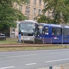 Kierowca autobusu próbował zawrócić. Wjechał na torowisko i zderzył się z tramwajem...