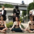 Krwawy topless  Autor: Extinction Rebellion Wrocław