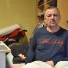 Pan Jacek Bednarski jest po udarze, ma tylko jedną nogę sprawną. Uszkodzono mu wózek...