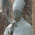 Pomnik kardynała Kominka - przy ul. Najświętszej Marii Panny, u wejścia na Ostrów...