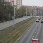 Na al. Hallera tramwaje wznoszą chmury pyłu i zostawiają ślady na tzw. zielonym...