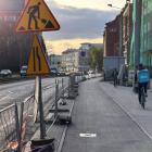 Ulica Sienkiewicza. Tutaj z dnia na dzień zlikwidowano około 30 miejsc parkingowych. -...