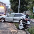 Peugeot po zderzeniu z mazdą jest solidnie zniszczony  Autor: Pomoc drogowa Auto HARD -...