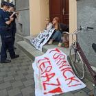 Wrocław: Przykleili się do drzwi siedziby wielkiej instytucji  Autor: mat. pras.