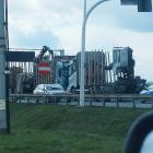 Groźny wypadek na AOW. Z ciężarówki spadły bale drewna  Autor: Marcin Jura