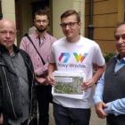 Mateusz Żak (w środku) osiągnął lepszy wynik niż inni kandydaci Koalicji Obywatelskiej,...