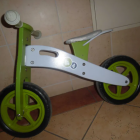 Lekki, drewniany, większy rowerek biegowy Kinderkraft. Ma regulowaną wysokość siodełka,...
