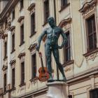 Wrocławski Szermierz zamiast szpady otrzymał gitarę.  Autor: Konrad Żórawowicz