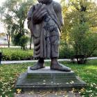 Pomnik Sokratesa - rzeźba greckiego filozofa znajduje się na Wyspie Bielarskiej....