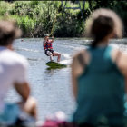Wakeboarding to sport wodny polegający na płynięciu po powierzchni wody na desce,...