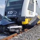Pociąg zgniótł auto pod Wrocławiem. Kierowca nie żyje, trwa naprawa torów  Autor: ło
