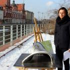 Oskar Zięta z makietą zaprojektowanej przez siebie rzeźby  Autor: Bartosz Senderek