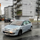 Wypadek na wjeździe do Wrocławia. Auto na środku drogi  Autor: UNIWER AUTO