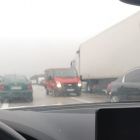 Auta, które utknęły w korku, są wycofywane przez przejazd techniczny do drogi krajowej...