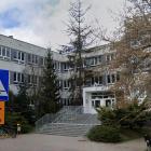  Szkoła przy Sarbinowskiej to średniej wielkości plac&oacute;wka. Uczy się w niej...