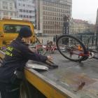 Straż miejska z lawetą na Starym Mieście. Najpierw naklejka, potem wywiezienie pojazdu...