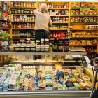 Hala Strzegomska - różnorakie produkty spożywcze.  Autor: Jakub Jurek