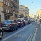 Koło nowo wybudowanego - i nieużywanego - przystanku jest zbyt wąsko, by mijały się...