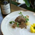 Pate z kurzych wątróbek z galaretką z figi oraz wino Bestheim Pinot Gris z Alzacji...