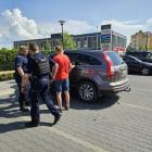 Dramatyczna sytuacja. Dziecko zamknięte w aucie, policja rozbiła szybę  Autor: mgo