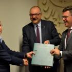 W środę umowę podpisali marszałek Cezary Przybylski, Jerzy Michalak, członek zarządu...