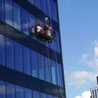 Mocne nerwy się przydadzą. Oni umyją Sky Tower do najwyższego piętra!  Autor: materiały...