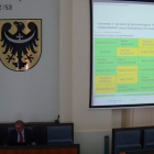 Głosowanie ws. przyznania tytułu bp. Ignacemu Decowi  Autor: UMWD