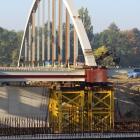 Wrocław: Nowy most Chrobrego wjeżdża nad rzekę  Autor: Jakub Jurek