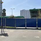 Trwa rozbiórka stacji paliw BP i wielopoziomowego parkingu przy ulicy Swobodnej we...