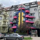 Postmodernistyczna kamienica przy wyb. Wyspiańskiego 36, projektu Wojciecha Jarząbka...