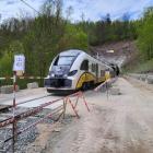 Remont tunelu kolejowego na trasie Wrocław - Jelenia Góra. Pracuje specjalna maszyna...