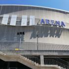 Tarczyński Arena Wrocław - montaż nowego logo