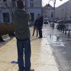 Wielką plandekę rozłożyli na chodniku w centrum Wrocławia i myli ją mopami  Autor:...