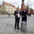 Kandydaci PSL przynieśli na konferencję prasową piec typu „koza”  Autor: bas