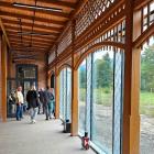 Zadbano też o drewniane elementy, nawiązujące do oryginalnej architektury tego miejsca...