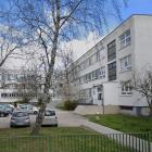  Szkoła przy Sarbinowskiej to średniej wielkości plac&oacute;wka. Uczy się w niej...