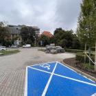 Skwer z betonu przy wielopasmowej jezdni. To miejsce im. Adama Wójcika  Autor: Jakub Jurek