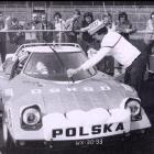  Andrzej Jaroszewicz myje szybę&nbsp;w Lancii Stratos. Meta Rajdu Polski 1976 rok na...