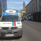 25-latka wypadła z tramwaju prosto na ulicę, pod nadjeżdżające samochody  Autor:...