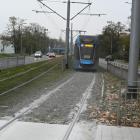 Na al. Hallera tramwaje wznoszą chmury pyłu i zostawiają ślady na tzw. zielonym...
