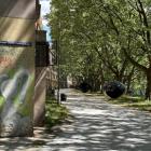 Zwierciadła znajdują tuż przy Wydziale Fizyki i Astronomii oraz Instytucie Geologii...