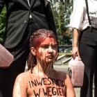 Krwawy topless  Autor: Extinction Rebellion Wrocław