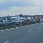 Zablokowana autostrada A4 po śmiertelnym wypadku. Zderzyły się 3 ciężarówki  Autor:...