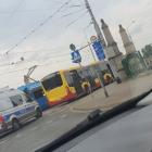 Wypadek tramwaju, autobusu MPK i samochodu. Most Osobowicki nieprzejezdny  Autor: Pomoc...
