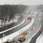 Gęsty śnieg sypie na Wrocław. Robi się ślisko, a w mieście trzy piaskarki  Autor: Jakub...