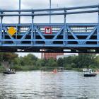 Niebezpieczny ładunek na moście Grunwaldzkim we Wrocławiu - zamknięty most, akcja...