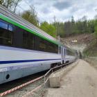 Remont tunelu kolejowego na trasie Wrocław - Jelenia Góra. Pracuje specjalna maszyna...